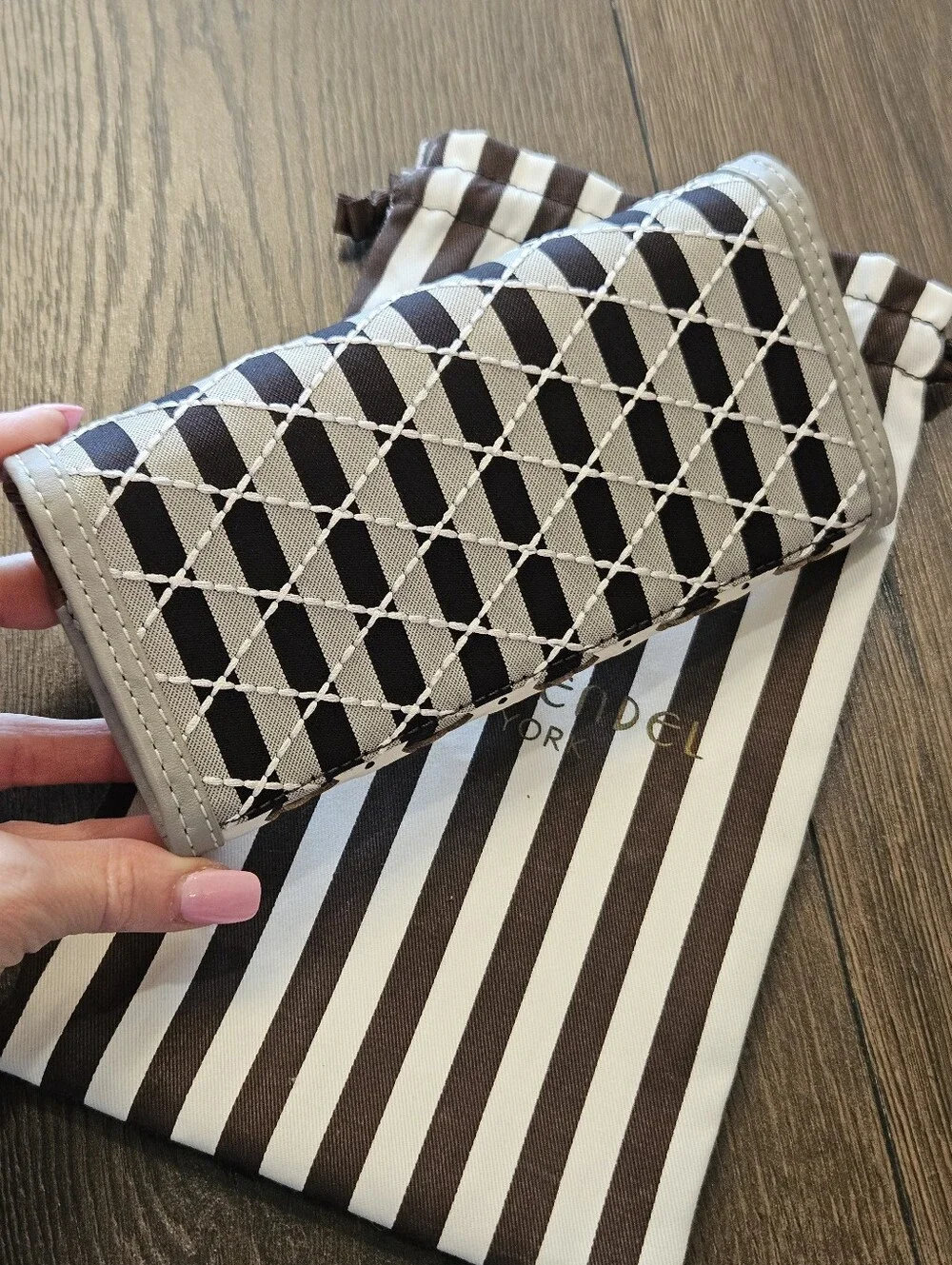 NWT Henri Bendel Miss B Slim Continental Plus Wallet White Multi With Dustbag